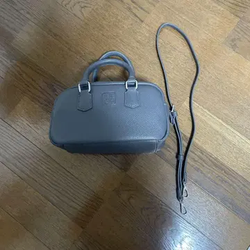 그레이 숄더백 가죽 느낌