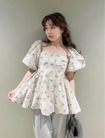 릴리 브라운 3way 시어 자카드 페플럼 블라우스 플라워