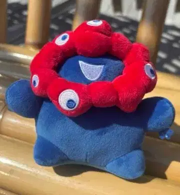 파란색 봉제 인형 빨간색 링 장식