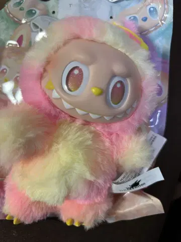 LABUBU THE MONSTERS 에너지에 열중!