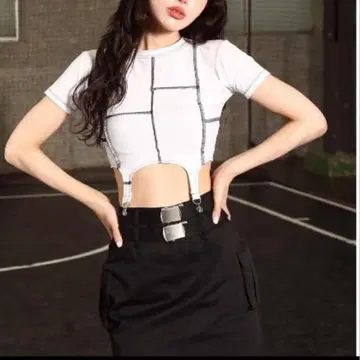 Darich D 모티브 크롭 T셔츠 블랙