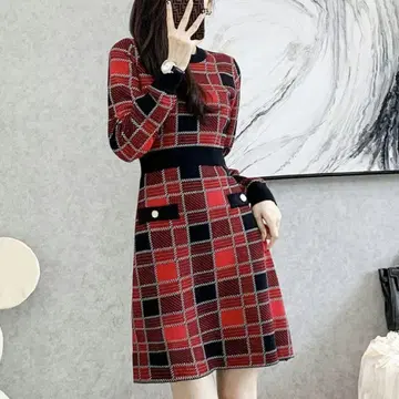 빨간색과 검은색 체크 무늬 니트 원피스