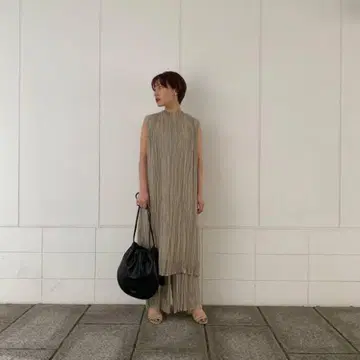 HYKE 랜덤 플리츠 슬리브리스 원피스