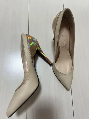 새상품급 DIANA 23cm 베이지 에나멜 스틸레토 힐 하이힐