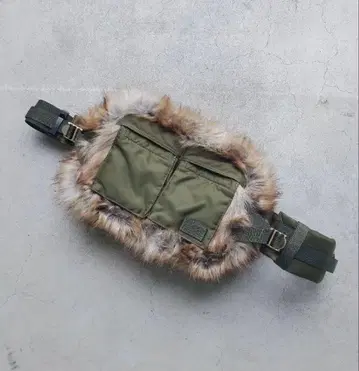 sacai 퍼 밀리터리 숄더백