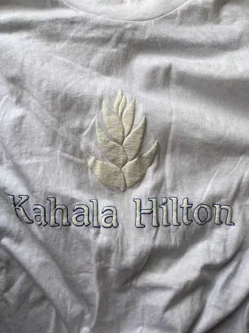 Kahala Hilton 자수 로고 T셔츠 화이트