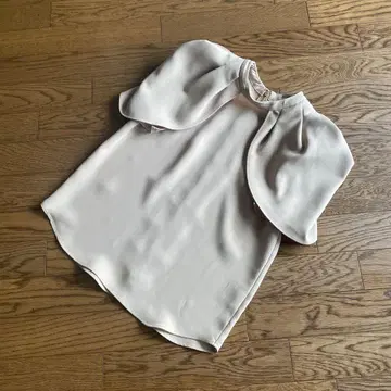 anuans 형태 숄더 블라우스