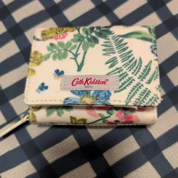 Cath Kidston 꽃무늬 3단 폴더형 지갑