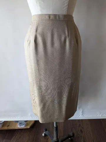베이지 타이트 스커트 무릎 기장 플리츠