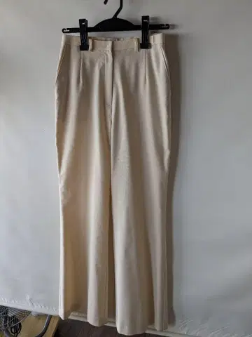 크림색 플레어 슬랙스