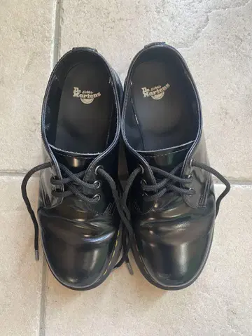 Dr. Martens 블랙 통굽 레이스업 슈즈