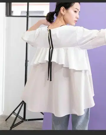 에이미로우 백 프릴 티셔츠