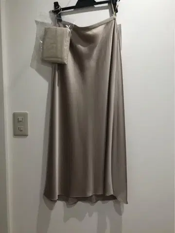 새상품 유니클로 새틴 스커트 S 사이즈 UNIQLO 새틴