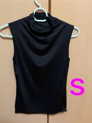 유니클로 에어리즘 UV 차단 하이넥 슬리브리스 S 사이즈 블랙
