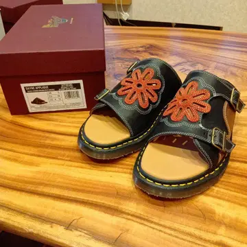 Dr. Martens 플라워 자수 샌들