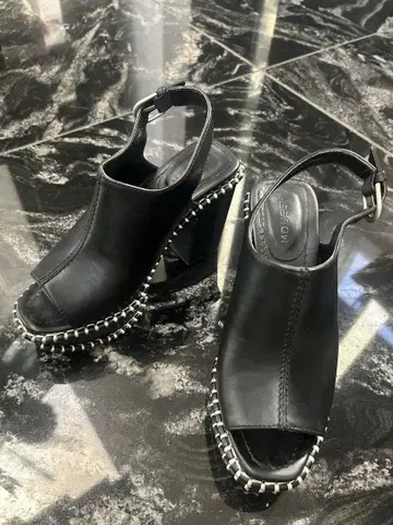MOUSSY 블랙 가죽 샌들