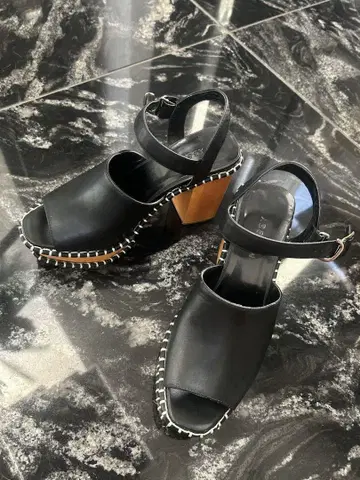 마우지 블랙 오픈토 샌들