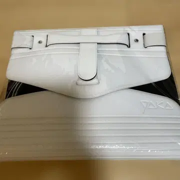 YAKA 화이트 바인더 숄더백