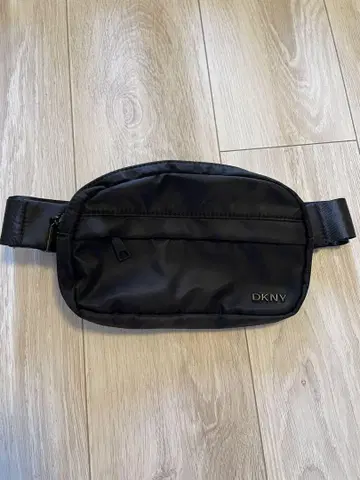 [미사용 새상품] DKNY 웨스트 파우치 힙색 블랙 무지 블랙 로고