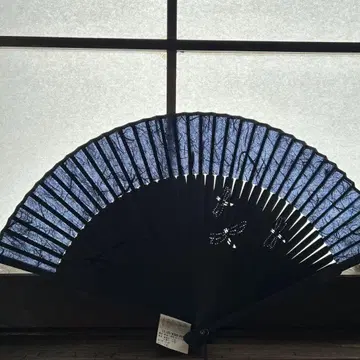 파란색 잠자리 모양 부채