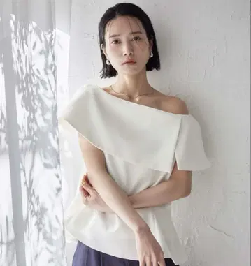 새상품급 ur's 케이프 디자인 페플럼 상의 M 화이트
