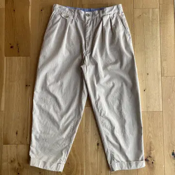 BEAMS PLUS 2 플리츠 치노 트라우저 CEMENT M