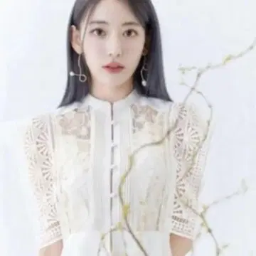 LILY BROWN 미야와키 사쿠라 씨 착용 스위칭 레이스 블라우스 셋업