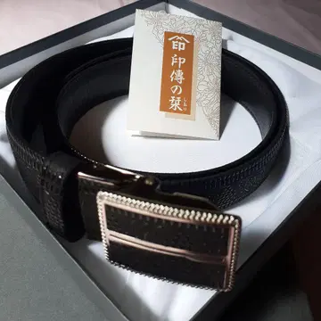 장식 무늬가 있는 블랙 가죽 벨트