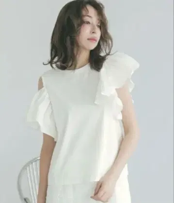 도노반 프릴 숄더 티셔츠