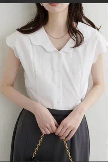 택 포함 새상품 완판 화이트 내추럴 꾸뛰르 스캘럽 블라우스