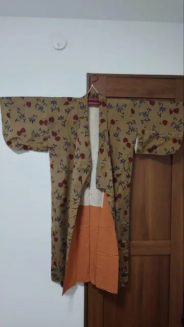 꽃무늬 자수 베이지 기모노