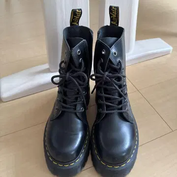 Dr. Martens JADON 8홀 부츠 통굽