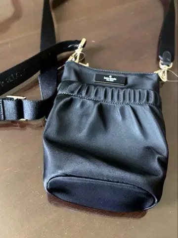 kate spade 블랙 스마트폰 숄더백