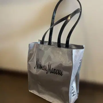 Neiman Marcus : 인기 실버 라메 대형 에코백