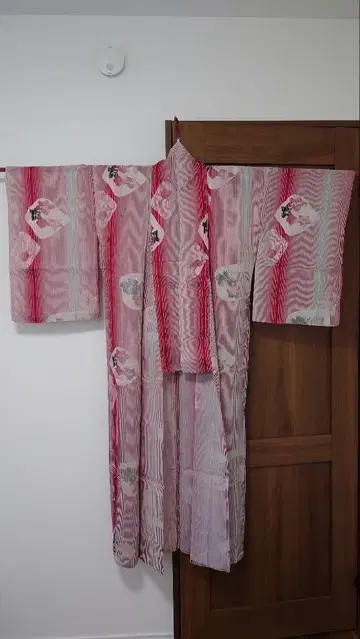 코몬 기모노 빨간색과 흰색 스트라이프 꽃무늬 단이