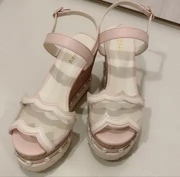 chesty 클리어 스캘럽 샌들 핑크