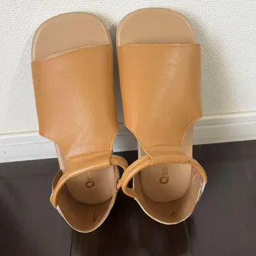 브라운 플랫 샌들 오픈토