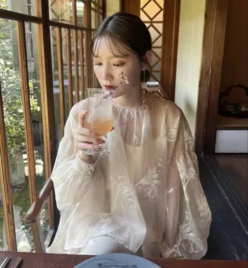 acka. 쉬어 오버 플레어 블라우스 베이지