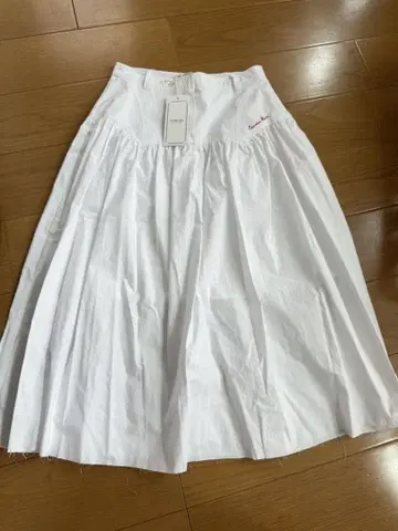 overdue flair 화이트 플레어 스커트