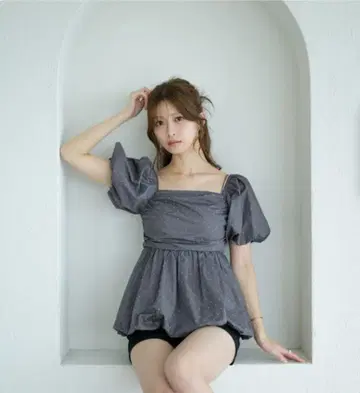Ambre Neige 앰브르 네쥬 도트 무늬 퍼프 슬리브 상의