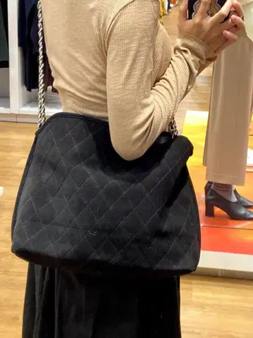 블랙 퀼팅 숄더백