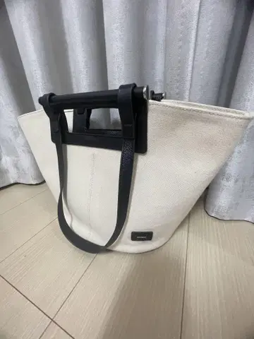 누에르 숄더백