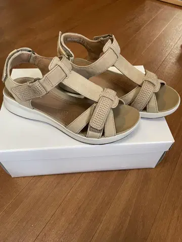 새상품급 Clarks 베이지 메쉬 디자인 샌들