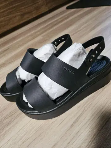 크록스 통굽 샌들 브루클린 로우 웨지 여성용 블랙