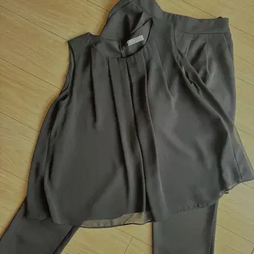 새상품급 BARNEYS NEWYORK 슬리브리스 셋업 블랙