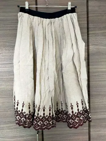 자수 장식 베이지 롱 스커트