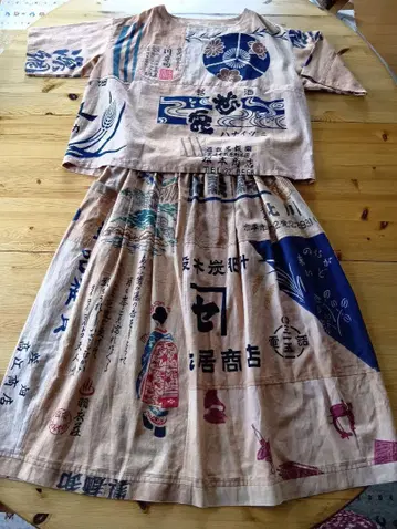 소박하고 귀여운 일본 손수건을 감물로 염색한 창작 스커트입니다.
