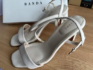 RANDA 메탈 파츠 스트랩 샌들 아이보리