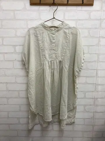아이보리 프릴 칼라 버튼이 달린 셔츠