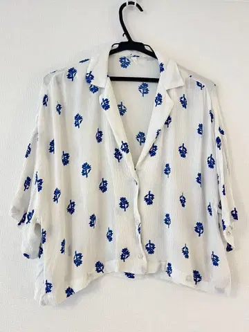 H&M 꽃무늬 반팔 셔츠 화이트와 파랑 알로하 셔츠